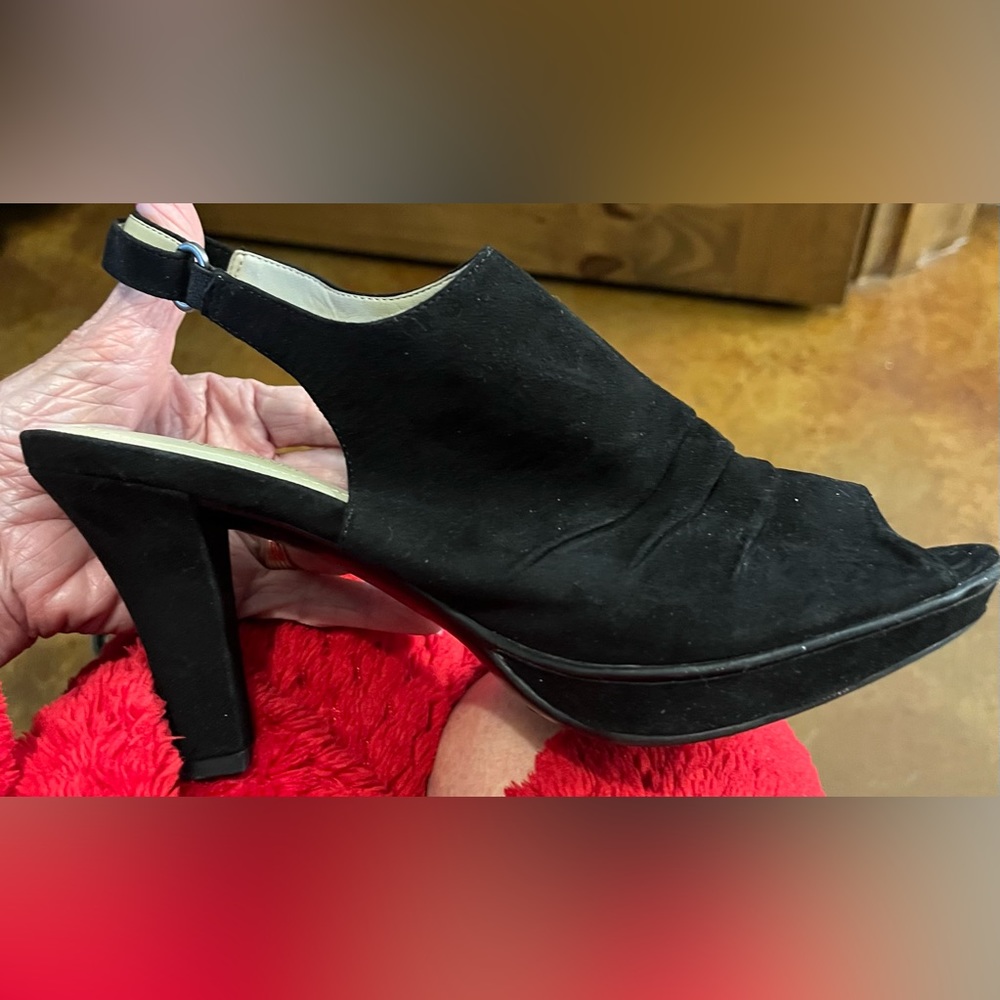 This is a very comfortable pair of Naturalizer heels